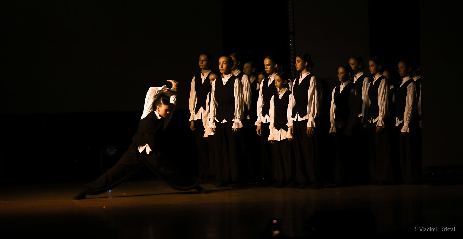 Ансамбль Motion Dance Studio на сцене
